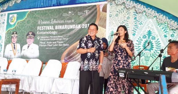 Meriahkan Festival Binarundak, Nabila dan Wawali Kotamobagu Duet Bareng